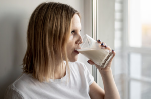 Adultos podem consumir leite? Foto: FreePik