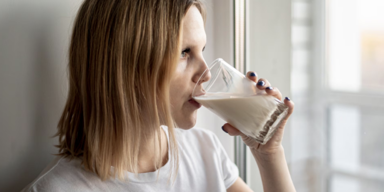 Adultos podem consumir leite? Foto: FreePik