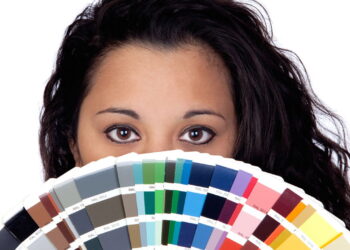 Ilustração de mulher com palheta de cores - Créditos: depositphotos.com / Gelpi