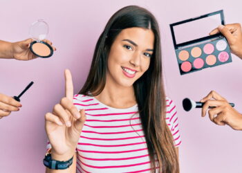 Ilustração de mulher com cosméticos - Créditos: depositphotos.com / Krakenimages.com