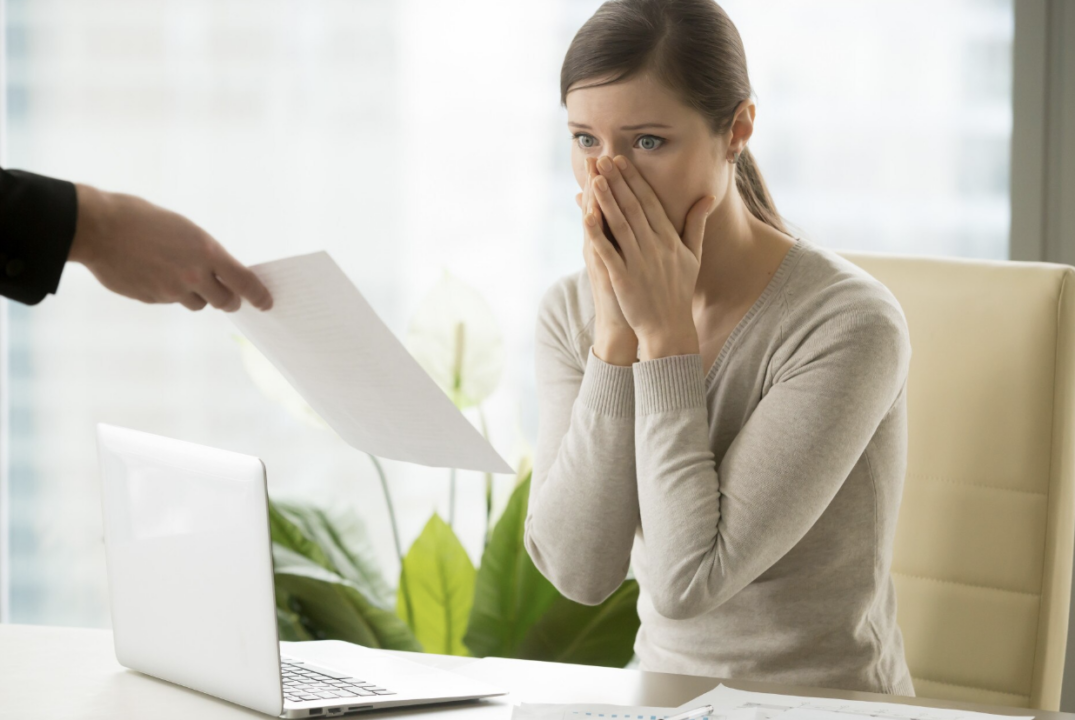 Como lidar com uma demissão repentina? Foto: FreePik
