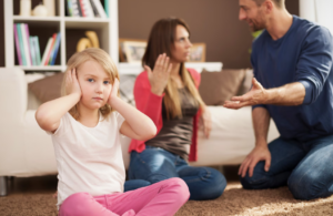 Brigas e divórcio: como isso afeta o psicológico das crianças? Foto: FreePik