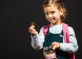 Criança com educação financeira - Créditos: depositphotos.com / EdZbarzhyvetsky