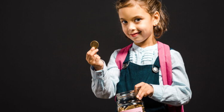 Criança com educação financeira - Créditos: depositphotos.com / EdZbarzhyvetsky