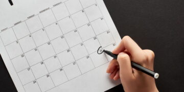 Ilustração de marcando o feriado no calendário - Créditos: depositphotos.com / VadimVasenin