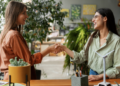 Fidelizar clientes é mais barato para empresas. Foto: FreePik
