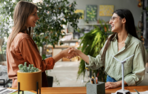 Fidelizar clientes é mais barato para empresas. Foto: FreePik