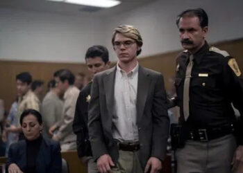 Cena da série Dahmer - Créditos
: Ryan Murphy Productions