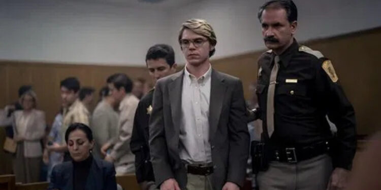 Cena da série Dahmer - Créditos
: Ryan Murphy Productions