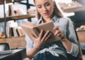 Mulher lendo livros - Créditos: depositphotos.com / ArturVerkhovetskiy