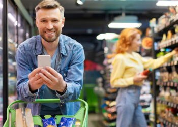 Ilustração de homem usando app no mercado - Créditos: depositphotos.com / VLMstock