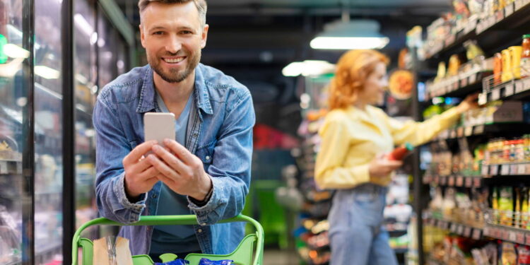 Ilustração de homem usando app no mercado - Créditos: depositphotos.com / VLMstock