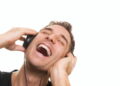 Homem ouvindo música feliz - Créditos: depositphotos.com / hitdelight