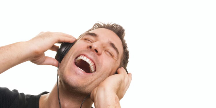 Homem ouvindo música feliz - Créditos: depositphotos.com / hitdelight