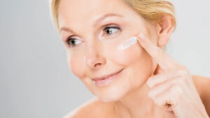 A melhor rotina de cuidados para pele madura na menopausa