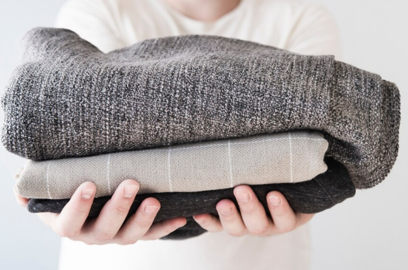 Como cuidar das roupas pesadas de inverno? Foto: FreePik