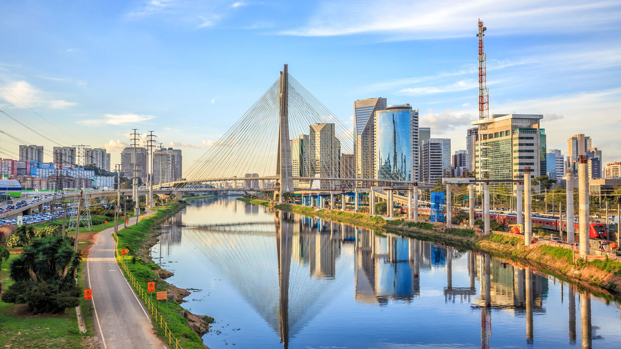 Morar em cidade turística vale a pena? Veja antes de decidir