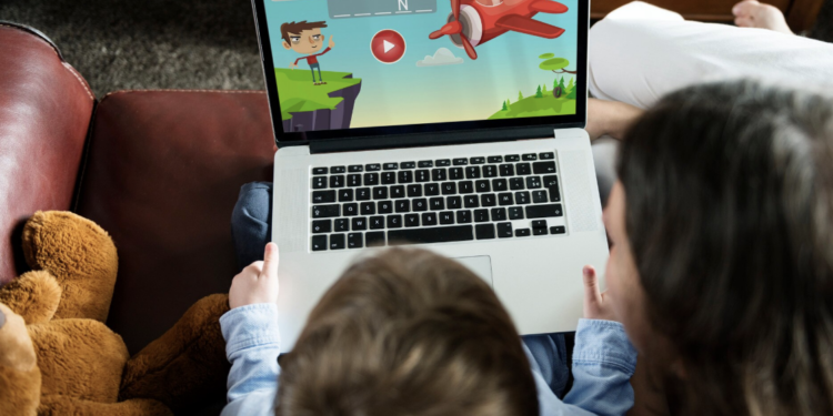 Será que uso de telas reduz o QI da criança? Foto: FreePik