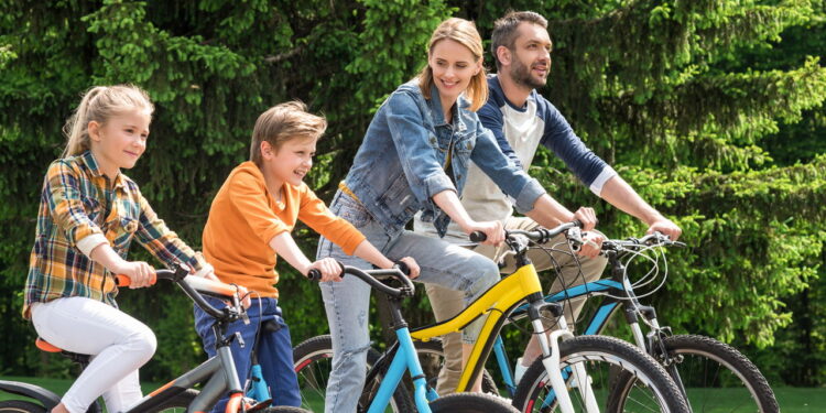 Família em tempo e lazer - Créditos: depositphotos.com / alebloshka