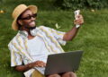 Homem tendo seu momento de lazer - Créditos: depositphotos.com / HayDmitriy