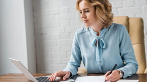Como montar um guarda-roupa versátil e elegante para o trabalho