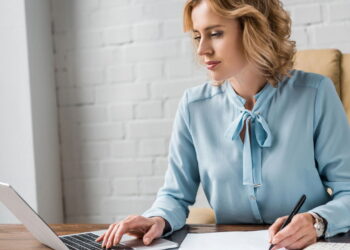 Como montar um guarda-roupa versátil e elegante para o trabalho