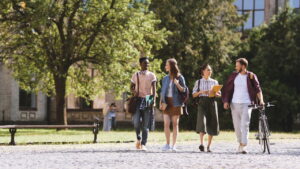 Estudar fora fica mais fácil quando você escolhe a cidade certa