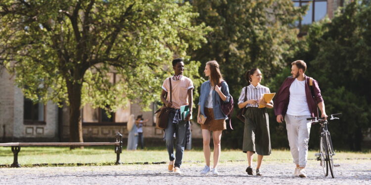 Estudar fora fica mais fácil quando você escolhe a cidade certa