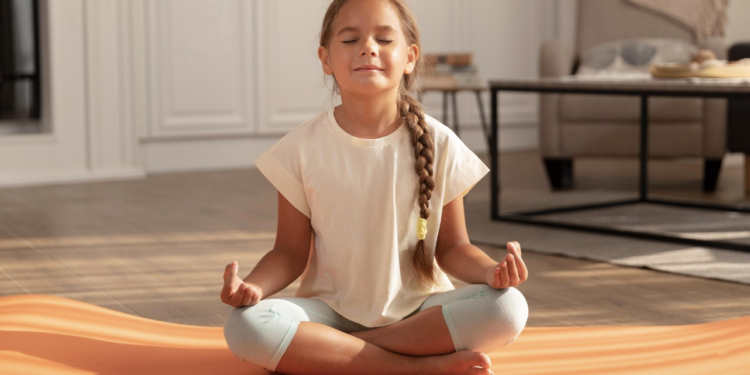 Conheça os benefícios do Yoga para crianças. Foto: FreePik