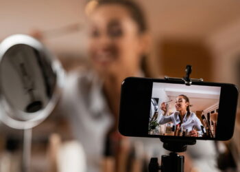 Influencer usando produtos de beleza - Créditos: depositphotos.com / ZigicDrazen