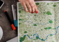 Ilustração de pessoa com mapa - Créditos: depositphotos.com / VitalikRadko