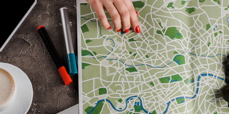 Ilustração de pessoa com mapa - Créditos: depositphotos.com / VitalikRadko