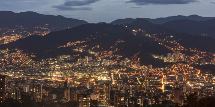 Vista panorâmica de Medelín - Créditos: depositphotos.com / camaralucida