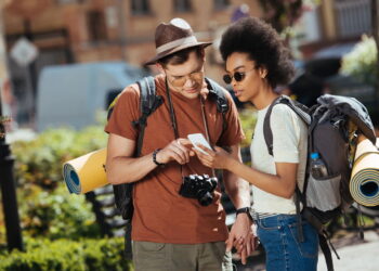 Casal de turistas - Créditos: depositphotos.com / VitalikRadko