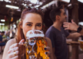 Álcool pode causar danos à saúde. Foto: Unsplash