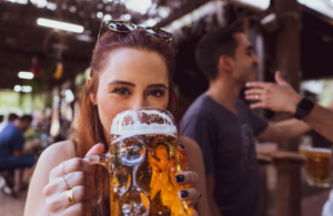 Álcool pode causar danos à saúde. Foto: Unsplash