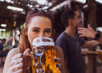 Álcool pode causar danos à saúde. Foto: Unsplash