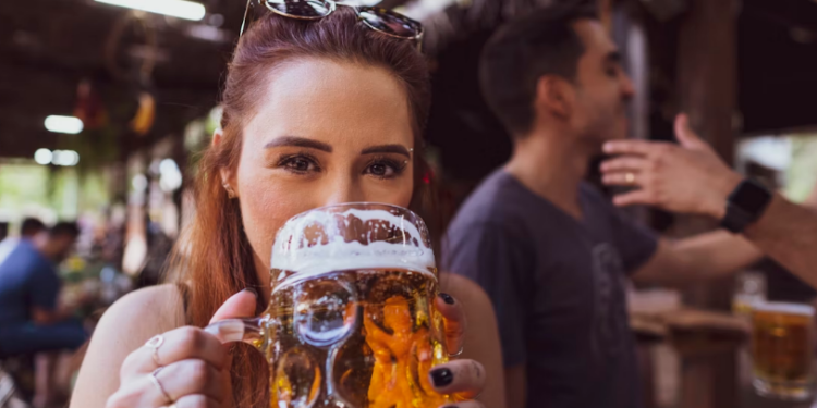 Álcool pode causar danos à saúde. Foto: Unsplash