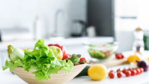 Como plantar alface em casa e colher em apenas 30 dias