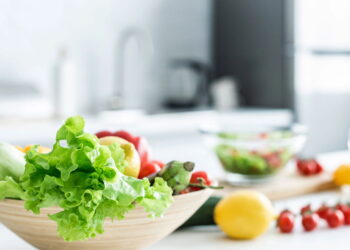 Como plantar alface em casa e colher em apenas 30 dias