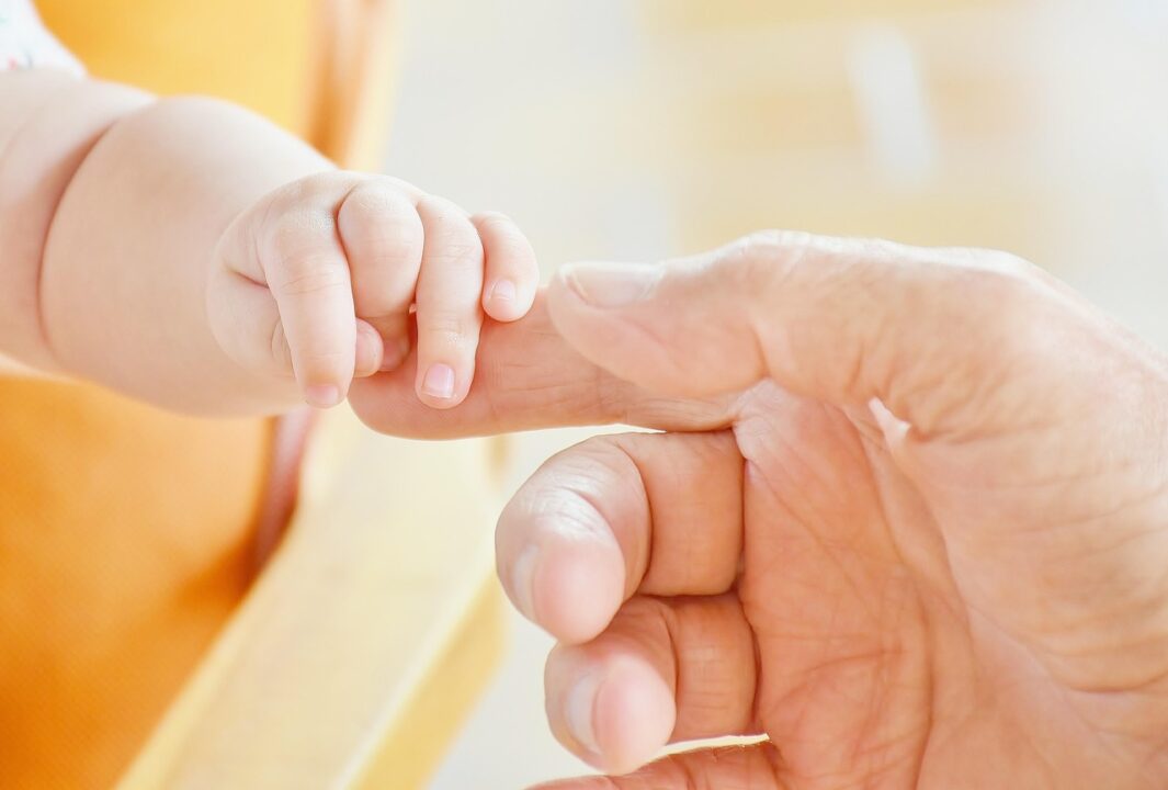 "É preciso entender que maternar é mais que somente amamentar: trata-se de um conjunto de cuidados", fala a Dra. Emille Assencio. Foto: Pixabay.