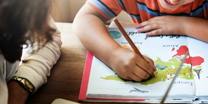 Quais são as vantagens do bilinguismo? Foto: FreePik