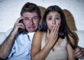 Assistindo chocados - Créditos: depositphotos.com / focuspocusltd