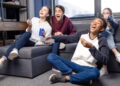 Assistindo filme e rindo - https://revistaanamaria.com.br/programacao-da-tv/sofrendo-por-amor-conheca-os-filmes-mais-para-curar-o-coracao/
