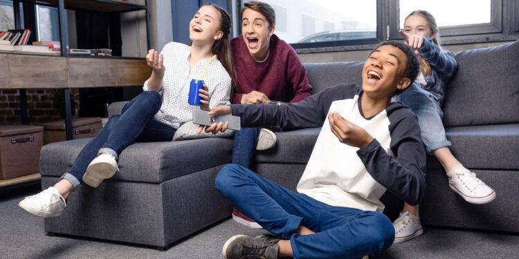 Assistindo filme e rindo - https://revistaanamaria.com.br/programacao-da-tv/sofrendo-por-amor-conheca-os-filmes-mais-para-curar-o-coracao/