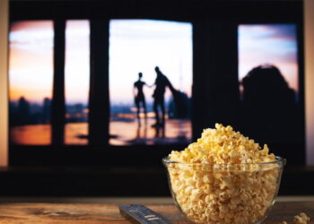 Assistindo série - Créditos: depositphotos.com / vasiliybudarin