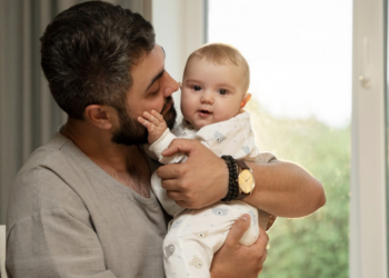 Bebê entra em contato com testosterona e tem alterações na genitália. Foto: FreePik