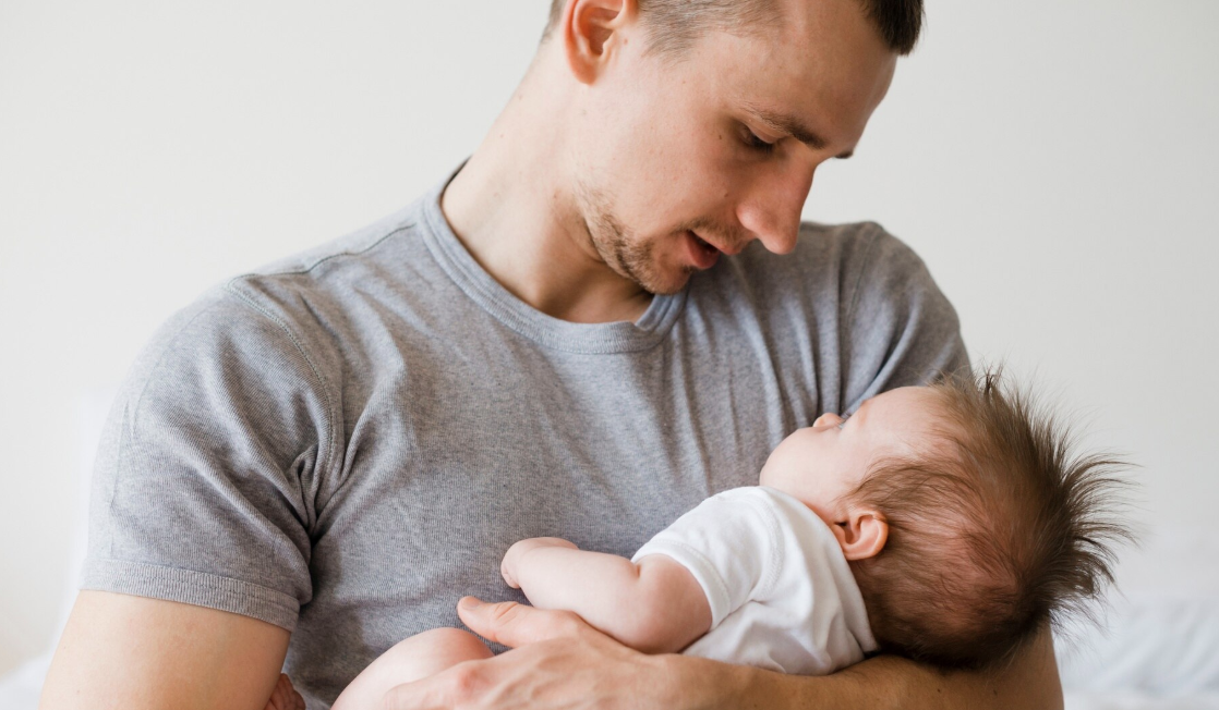 Bebê entra em contato com testosterona e tem alterações na genitália. Foto: FreePik