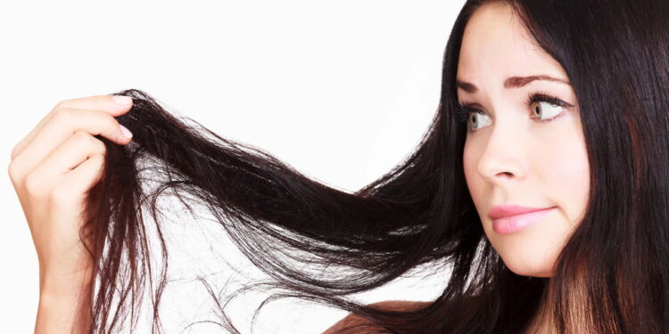 Como acabar com o cabelo elétrico e o frizz com truques simples