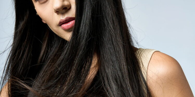 Mulher com o cabelo sedoso - Créditos: depositphotos.com / AllaSerebrina